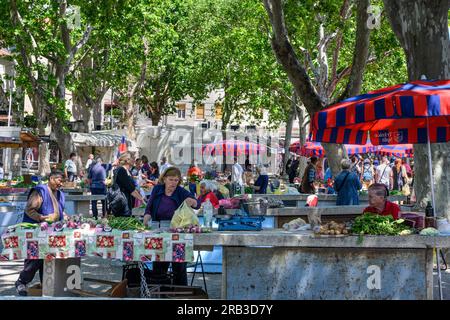 Frutta e verdura fresca in vendita nel mercato verde vicino alle mura orientali del Palazzo di Diocleziano a Spalato, Dalmazia, Croazia. Foto Stock