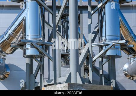 Parte di un camino montato sul muro di un edificio. Sala caldaie. Impianto di riscaldamento. Foto Stock