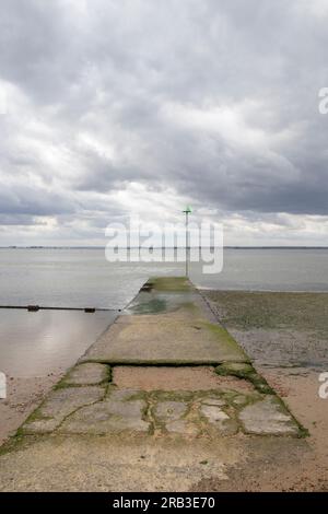 Jetty on Bell Wharf Beach, Leigh-on-Sea, Essex, Inghilterra, Regno Unito Foto Stock