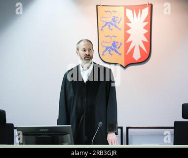 Itzehoe, Germania. 7 luglio 2023. Il presidente del giudice Johann Lohmann arriva in aula presso il China Logistic Center. Il processo a Ibrahim A. per il fatale attacco di coltelli su un treno regionale a Brokstedt, Schleswig-Holstein, Germania, il 25 gennaio 2023, È iniziato venerdì presso il tribunale regionale di Itzehoe. Crediti: Christian Charisius/dpa-POOL/dpa/Alamy Live News Foto Stock