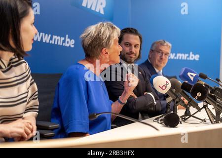 Bruxelles, Belgio. 7 luglio 2023. Federazione Vallonia - Bruxelles Ministro Valerie Glatigny, Francoise Bertiaux ed ex vice vallone Georges-Louis Bouchez Federazione Vallonia - Bruxelles Ministro Presidente Pierre-Yves Jeholet nella foto durante una conferenza stampa del partito liberale di lingua francese SIG. Ad annonce la nuova Federazione Vallonia - Bruxelles Ministro dell'istruzione superiore, promozione sociale istruzione, Ricerca scientifica, ospedali universitari, giovani aiutanti, Promozione di Bruxelles, gioventù e sport, venerdì 07 luglio 2023 presso la sede MR di Bruxelles. Viene presentato un successore per Valeri Foto Stock