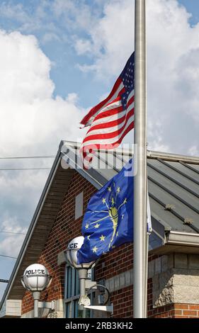 Le bandiere volano a metà del personale fuori dal dipartimento di polizia di Tell City giovedì 6 luglio 2023 a Tell City, Troy Township, Perry County, IN USA. Heather J. Glenn, 47 anni, e' stata uccisa mentre cercava di arrestare un sospetto di violenza domestica il 3 luglio in un ospedale locale, La prima morte in servizio nel dipartimento di polizia di Tell City, di quasi 165 anni, e il secondo agente di polizia dell'Indiana ad essere ucciso in servizio in meno di una settimana. (Foto Apex MediaWire di Billy Suratt) Foto Stock