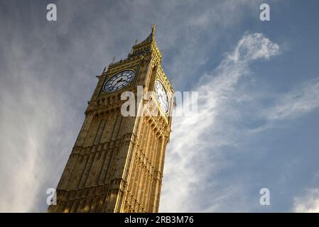 Big Ben a Londra in un luminoso sole estivo con cielo blu Foto Stock