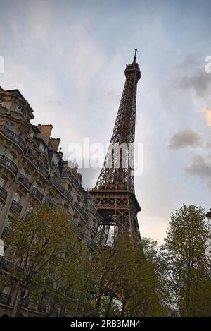 Incredibile scatto della Torre Eiffel nel centro di Parigi Foto Stock