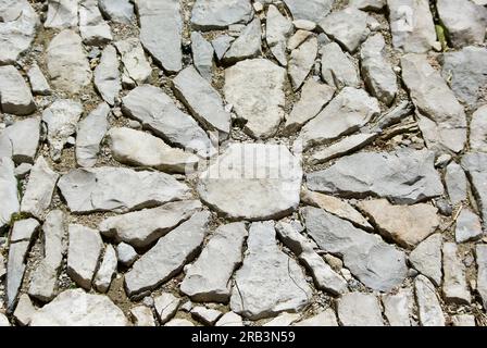 Passerella disposta in motivi con pietre di diversi colori e forme. Foto Stock