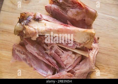 Un gambo di gammon britannico che è stato cotto lentamente e lasciato raffreddare prima di preparare una terrina fatta in casa. Inghilterra Regno Unito GB Foto Stock