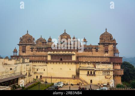 ORCHHA, MADHYA PRADESH, INDIA - 27 DICEMBRE 2021: Jahangir Mahal a Orchha. Jahangir Mahal fu costruito nel XVII secolo. Foto Stock