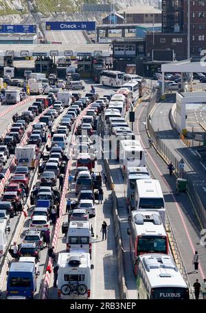 I veicoli fanno la fila per i traghetti al porto di dover, Kent, dove i passeggeri devono affrontare fino a due ore di attesa per i controlli da parte dei funzionari di frontiera francesi a causa di un elevato volume di traffico turistico che inizia la fuga estiva presto e il traffico pesante di merci. Data immagine: Venerdì 7 luglio 2023. Foto Stock