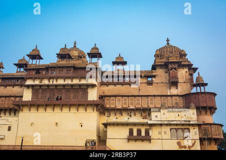 ORCHHA, MADHYA PRADESH, INDIA - 27 DICEMBRE 2021: Jahangir Mahal a Orchha. Jahangir Mahal fu costruito nel XVII secolo. Foto Stock