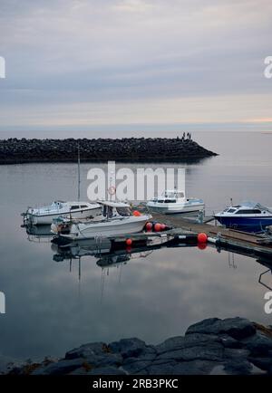 Barche ormeggiate sul molo in mare Foto Stock