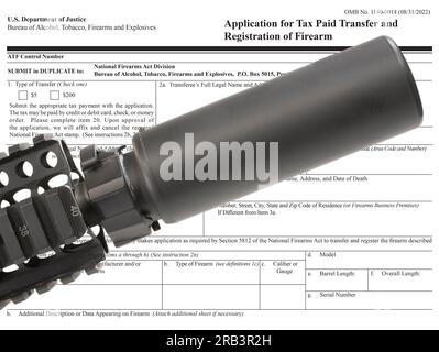 Silenziatore montato su un AR-15 con modulo ATF di dominio pubblico per possederne uno in background Foto Stock