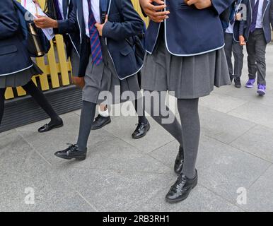 Londra, Regno Unito. Bambini non identificati in uniforme scolastica durante una visita. Foto Stock