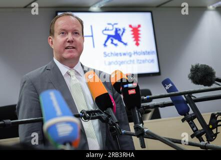 Itzehoe, Germania. 7 luglio 2023. Björn Seelbach, avvocato dell'imputato Ibrahim A., rilascia una dichiarazione dopo il primo giorno del processo in aula presso il China Logistic Center. Venerdì, il processo a Ibrahim A. per il fatale attacco di coltelli su un treno regionale a Brokstedt, Schleswig-Holstein, è iniziato il 25 gennaio 2023 presso il tribunale regionale di Itzehoe. Credito: Christian Charisius/dpa/Alamy Live News Foto Stock