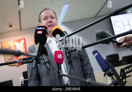 Itzehoe, Germania. 7 luglio 2023. Björn Seelbach, avvocato dell'imputato Ibrahim A., rilascia una dichiarazione dopo il primo giorno del processo in aula presso il China Logistic Center. Venerdì, il processo a Ibrahim A. per il fatale attacco di coltelli su un treno regionale a Brokstedt, Schleswig-Holstein, è iniziato il 25 gennaio 2023 presso il tribunale regionale di Itzehoe. Credito: Christian Charisius/dpa/Alamy Live News Foto Stock