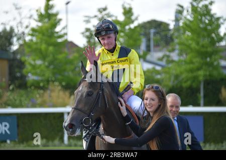 Newbury, Regno Unito. 6 luglio 2023. John Fahy saluta la folla dopo aver vinto il Veolia EBF Stakes 17,35 a Miss Show Off all'ippodromo di Newbury, Regno Unito. Crediti: Paul Blake/Alamy Live News. Foto Stock