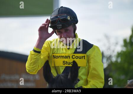 Newbury, Regno Unito. 6 luglio 2023. John Fahy saluta la folla dopo aver vinto il Veolia EBF Stakes 17,35 a Miss Show Off all'ippodromo di Newbury, Regno Unito. Crediti: Paul Blake/Alamy Live News. Foto Stock