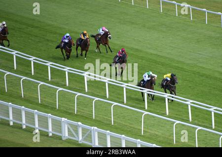 Newbury, Regno Unito. 6 luglio 2023. John Fahy (sete gialle) colpisce il fronte prima di vincere il Veolia EBF Stakes 17,35 a Miss Show Off al Newbury Racecourse, Regno Unito. Crediti: Paul Blake/Alamy Live News. Foto Stock