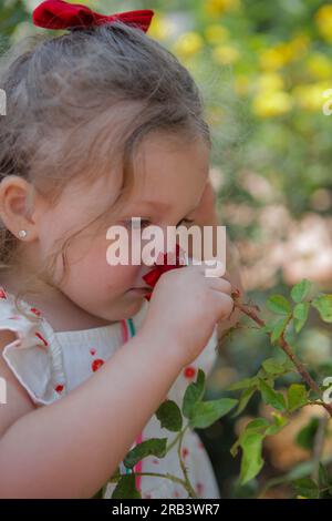 29 giugno 2023: Mersin, Turkiye. 26 giugno 2023. I bambini visitano la zona di Liparis della città di Mersin durante il festival musulmano di Eid al-Adha. Mersin è una città portuale situata lungo la costa mediterranea della Turchia meridionale (Credit Image: © Zakariya Yahya/IMAGESLIVE via ZUMA Press Wire) SOLO PER USO EDITORIALE! Non per USO commerciale! Foto Stock