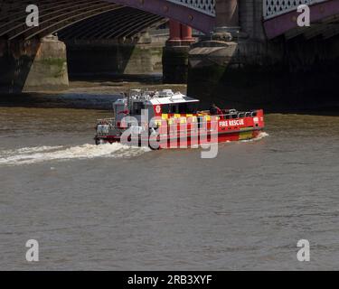 La nave per il fuoco e il salvataggio del Tamigi Errington passa sotto un ponte sul Tamigi Foto Stock