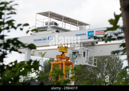 Ruislip, Regno Unito. 6 luglio 2023. Una delle gru da 45 tonnellate utilizzate per sollevare i segmenti del tunnel per le gallerie HS2 High Speed Rail costruite sottoterra. Credito: Maureen McLean/Alamy Live News Foto Stock