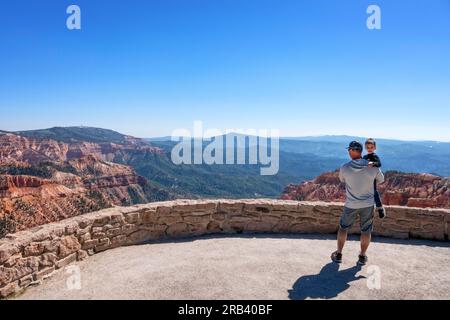 Vista dalla Rim Road Highway 148 nel Cedar Breaks National Monument, Utah, USA. Padre e figlio in una panoramica panoramica panoramica Foto Stock