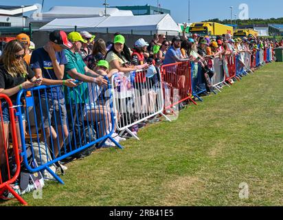 Towcester, Regno Unito. 7 luglio 2023. Silverstone, Towcester, Northamptonshire, Regno Unito il 7 luglio 2023. Gli appassionati di F1 aspettano l'arrivo dei piloti sul Paddock nella giornata di prove libere durante il Gran Premio di Formula 1 Aramco a Silverstone, Towcester, Northamptonshire, Regno Unito, il 07 luglio 2023. Crediti: Francis Knight/Alamy Live News Foto Stock