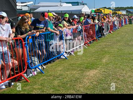 Towcester, Regno Unito. 7 luglio 2023. Silverstone, Towcester, Northamptonshire, Regno Unito il 7 luglio 2023. Gli appassionati di F1 aspettano l'arrivo dei piloti sul Paddock nella giornata di prove libere durante il Gran Premio di Formula 1 Aramco a Silverstone, Towcester, Northamptonshire, Regno Unito, il 07 luglio 2023. Crediti: Francis Knight/Alamy Live News Foto Stock