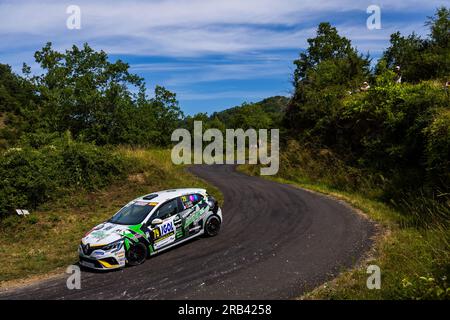 Rodez, Francia. 7 luglio 2023. 79 OLEA Charlotte, PAGINE Cecile, Renault Clio RS Line Rally5, azione durante il Rallye Aveyron Rouergue Occitanie 2023, 5° round del Championnat de France des Rallyes 2023, dal 17 al 18 giugno a Rodez, Francia - foto Bastien Roux/DPPI credito: DPPI Media/Alamy Live News Foto Stock