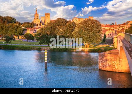 Avignone, Francia. Ora d'oro al tramonto con il fiume Rodano e la città medievale del centro, panoramica della Provenza. Foto Stock