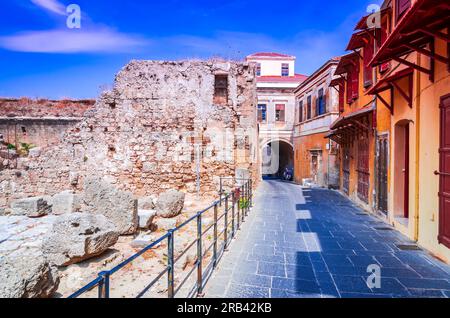 Rodi, isole greche. Vecchia strada nella città medievale di Rodi, mura bizantine, popolare destinazione turistica in Grecia. Foto Stock