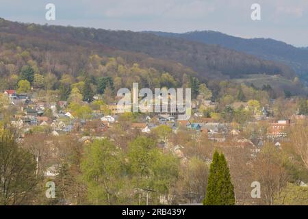 Città della valle di Bradford, Pennsylvania, panorama primaverile USA Foto Stock