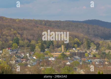 Città della valle di Bradford, Pennsylvania, panorama primaverile USA Foto Stock