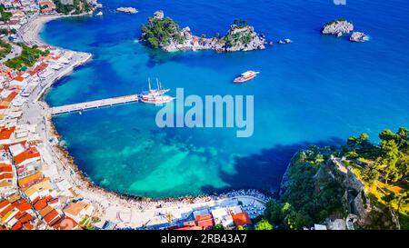 Parga, Grecia. Bella città costiera colorata in Epiro, vacanze greche. Vista aerea del tramonto. Foto Stock