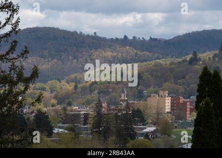 Città della valle di Bradford, Pennsylvania, panorama primaverile USA Foto Stock