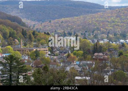 Città della valle di Bradford, Pennsylvania, panorama primaverile USA Foto Stock