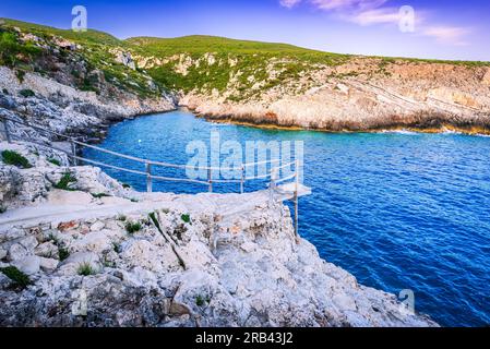 Porto Roxa, Grecia. Pittoresca spiaggia rocciosa situata sulla costa occidentale di Zante, le Isole greche e il Mar Ionio. Foto Stock