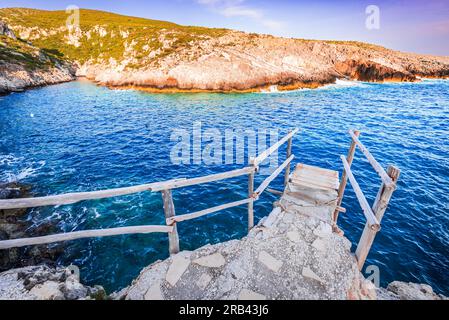 Porto Roxa, Grecia. Pittoresca spiaggia rocciosa situata sulla costa occidentale di Zante, splendide acque blu del Mar Ionio. Foto Stock
