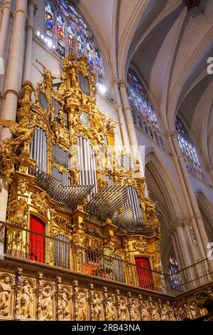 Organo a pipa all'interno della cattedrale di Toledo - Toledo, Spagna Foto Stock