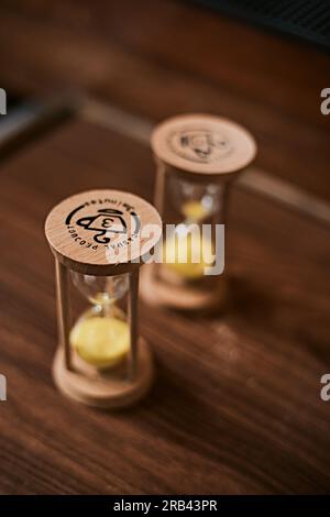 Primo piano Hourglass, concetto di gestione del tempo aziendale, focus selettivo Foto Stock