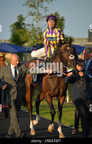 Newbury, Regno Unito. 6 luglio 2023. Oisin Murphy monta Finest leader nel ring della parata prima di vincere il 20,25 TPT Fire handicap Stakes all'ippodromo di Newbury, Regno Unito. Crediti: Paul Blake/Alamy Live News. Foto Stock