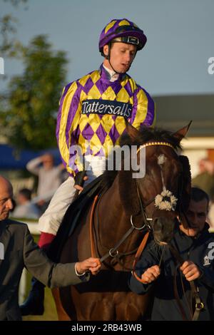 Newbury, Regno Unito. 6 luglio 2023. Oisin Murphy a bordo di Finest leader nel ring della parata prima di vincere il TPT Fire handicap Stakes 20,25 all'ippodromo di Newbury, Regno Unito. Crediti: Paul Blake/Alamy Live News. Foto Stock