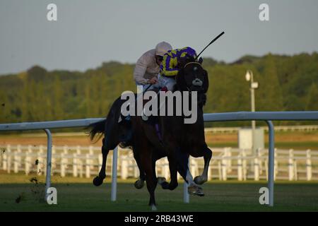 Newbury, Regno Unito. 6 luglio 2023. Oisin Murphy (berretto blu e giallo) vince il TPT Fire handicap Stakes 20,25 a bordo del Finest leader all'ippodromo di Newbury, Regno Unito. Crediti: Paul Blake/Alamy Live News. Foto Stock