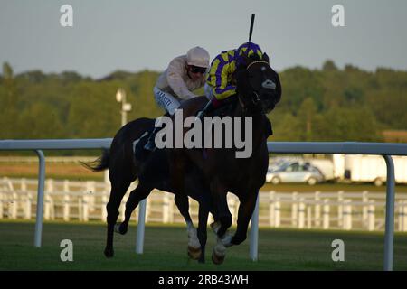 Newbury, Regno Unito. 6 luglio 2023. Oisin Murphy (berretto blu e giallo) vince il TPT Fire handicap Stakes 20,25 a bordo del Finest leader all'ippodromo di Newbury, Regno Unito. Crediti: Paul Blake/Alamy Live News. Foto Stock