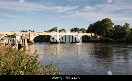 La Richmond Lock and Weir dell'Autorità Portuale di Londra sul Tamigi a Londra, Inghilterra, Regno Unito Foto Stock