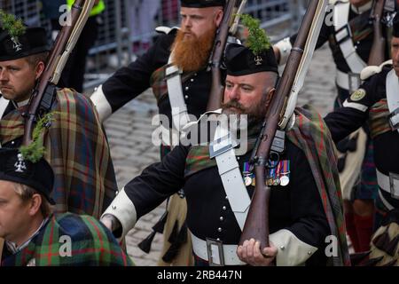 Atholl Highlanders, l'unico esercito privato rimasto in Europa, marciando durante la marcia del re con le onorificenze di Scozia, ad Edimburgo. Foto Stock