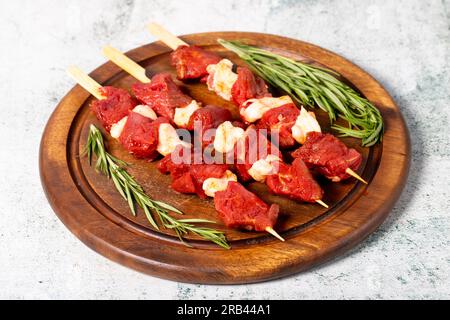 Spiedino di manzo a cubetti. Kebab shish crudo su sfondo grigio. Prelibatezze della cucina turca. Nome locale dana lokum kusbasi Foto Stock