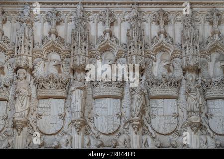 Muro con stemma dei re cattolici all'interno della chiesa nel monastero di San Juan de los Reyes - Toledo, Spagna Foto Stock
