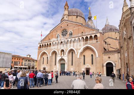 Persone fuori dal fronte della Basilica di Sant'Antonio, in una giornata di sole in primavera; Padova, Italia Europa Foto Stock