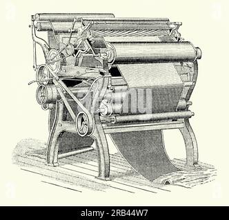 Una vecchia incisione di una tosatrice usata nei mulini tessili degli anni '1800 È tratto da un libro di ingegneria meccanica vittoriana degli anni '1880 Taglio nei punti in cui il tessuto viene migliorato tagliando gli anelli o la pila di superficie rialzata a un'altezza uniforme. Questa macchina di solito è dotata di una lama cilindrica a spirale rotante simile a quella di un rasaerba: Il panno grezzo viene inserito nella tagliatrice azionata da cinghia (destra). La tosatura era più comunemente usata per produrre tessuti di lana, pettinati, moleskin e velluto. Spesso chiamata gigging, pisolino o ritaglio, una sensazione di morbidezza veniva prodotta da un abbassamento graduale del pisolino («tosatura a secco»). Foto Stock