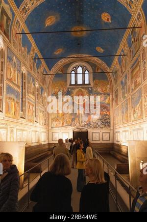 Turisti agli affreschi di Giottos, all'interno della Cappella degli Scrovegni, Padova - dipinti rinascimentali italiani del XIV secolo sulla vita di Cristo; Foto Stock